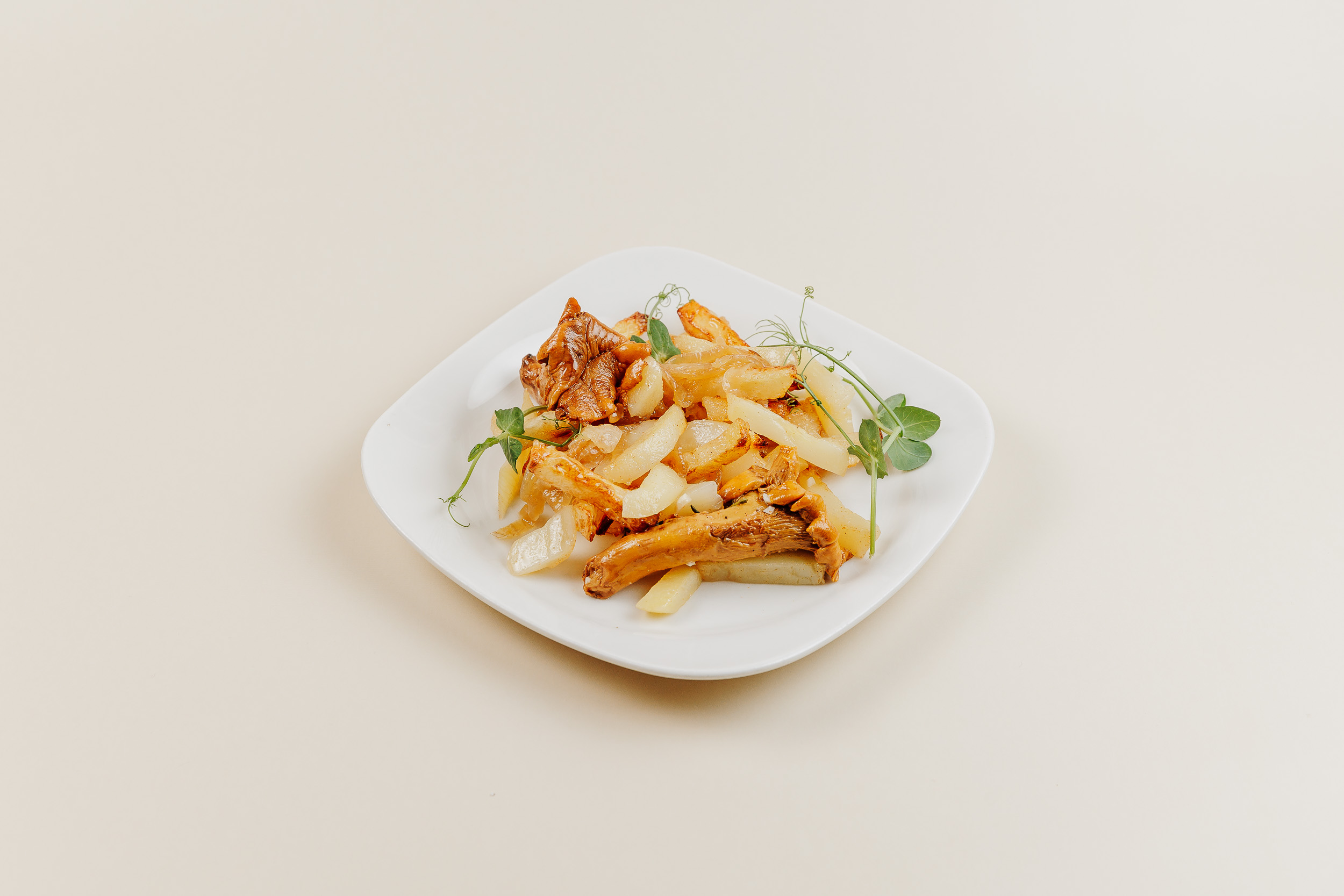 Жареный картофель с лисичками