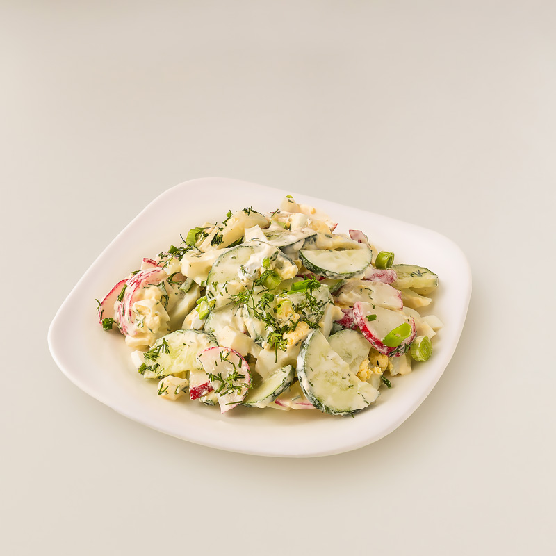 Салат с огурцом, редисом и яйцом
